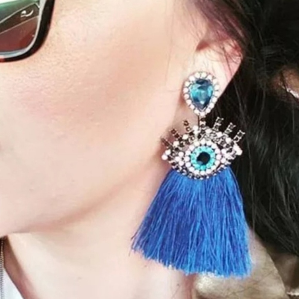 White eye fringe earrings - Picture 3 of 3